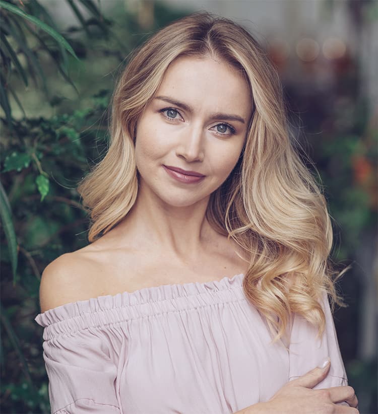 Femme avec des beaux cheveux blonds