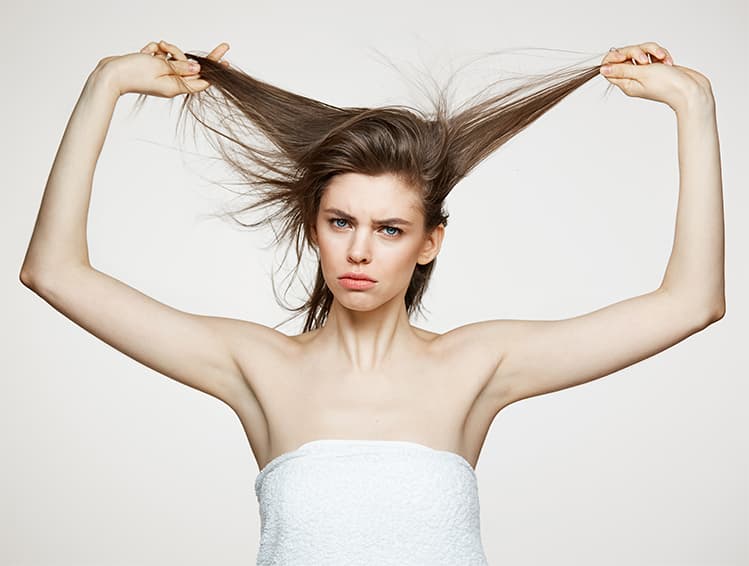 Femme avec les cheveux fins