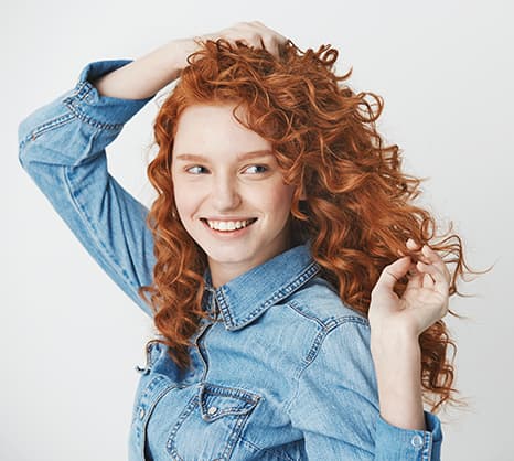 Femme avec les cheveux permanentés