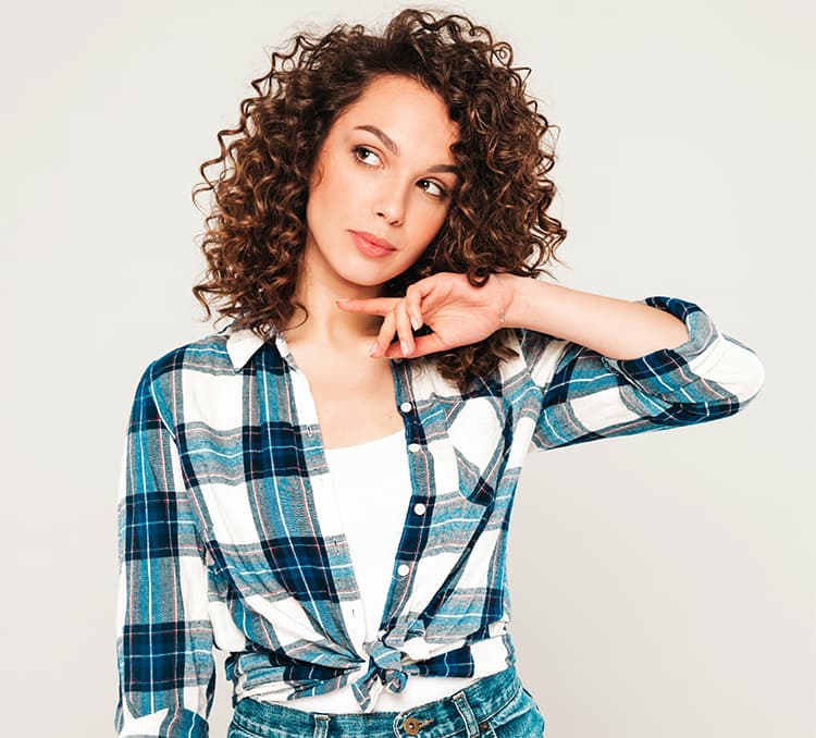 Femme avec avec les cheveux bouclés