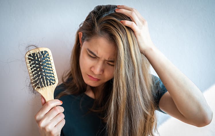 Une femme qui perd ses cheveux