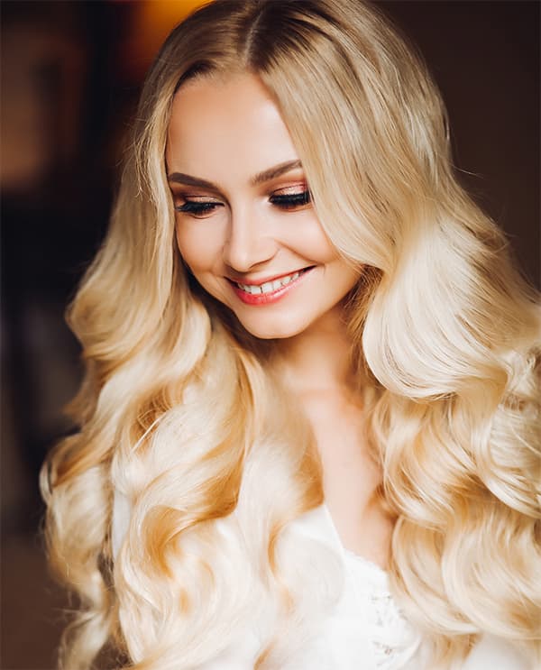 Femme avec une coloration Buttery Blonde