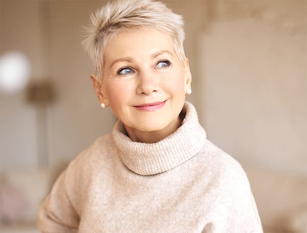 Femme avec une coupe adapt&eacute;e &agrave; la forme de son visage