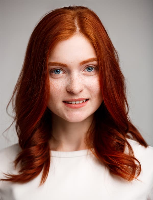 Femme avec une couleur de cheveux Spicy Copper