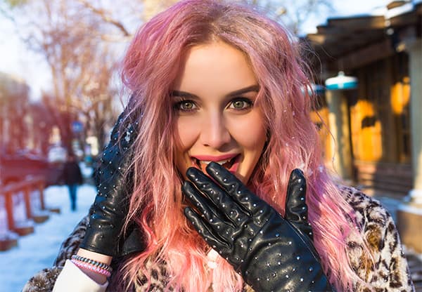 Femme avec une couleur de cheveux Bubblegum Pink