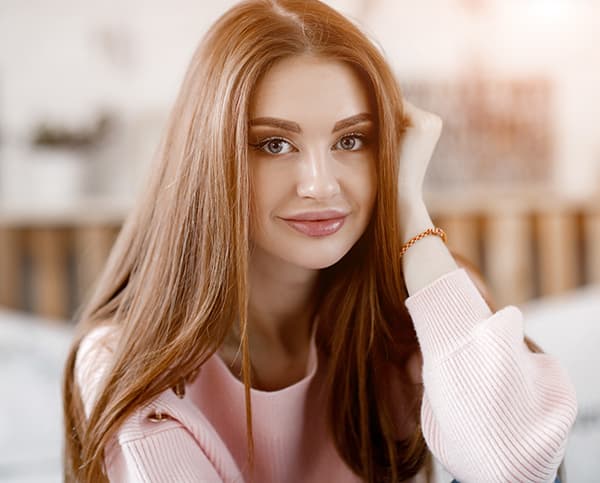 Femme avec une couleur de cheveux Maple Cinnamon