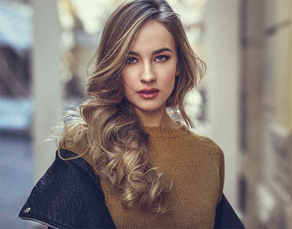 Femme avec une couleur de cheveux Stone Blond