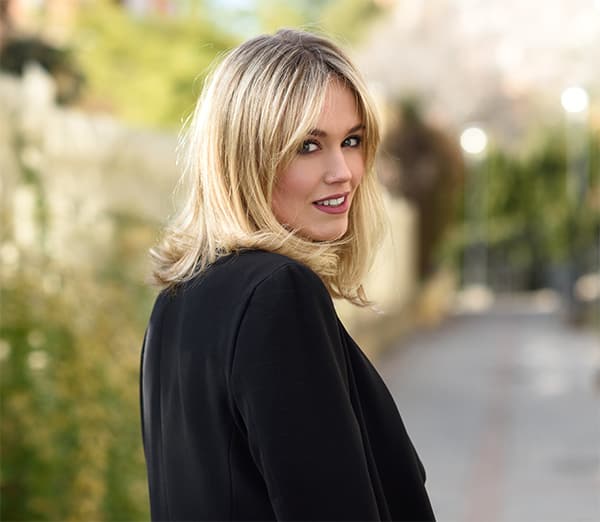 Femme avec une coupe de cheveux Lob Clavicule
