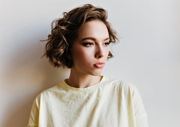 Femme avec une coupe de cheveux Scandi Bob